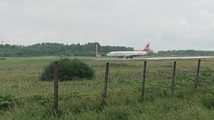 ПОСАДКА С ДРУГОЙ СТОРОНЫ НО ВСЁ РАВНО ВИДНО БОИНГ 737 А/К НОРДВИНД СОЧИ-СЫКТЫВКАР