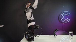 Экзоскелет COMAU MATE для оператора видеокамеры.