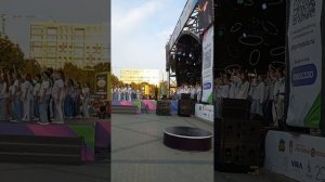Мероприятие "Город поет" в исполнении подвижного хора из 300 человек в Новосибирске