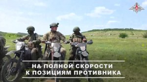 🪖 Штурмовики группировки войск «Запад» проходят подготовку на кроссовых мотоциклах в одном из ты...