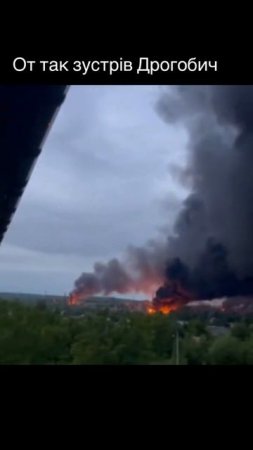 🔥🇺🇦Горящий нефтеперерабатывающий завод в районе города Дрогобыч, Львовской области…🗺️