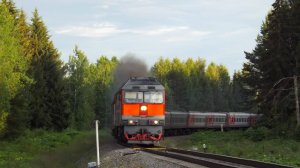 "На стыке" ТЭП70-0461 с пассажирским поездом №306Я Сыктывкар-Усинск и приветливой бригадой