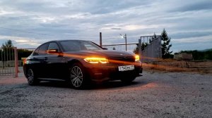 BMW G20D в движении
Свет фар и лучи заката