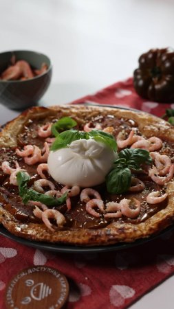 Пирог с бурратой и креветками