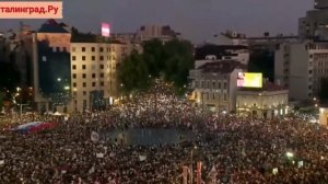 Митингующие на улицах уже несколько часов, они требуют роспуска парламента.