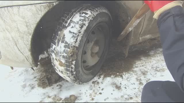 Лёд в арках Наледь на подкрылках Брызговик оторвался Убрать лёд Поставить брызговик Машина Ларгус