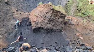 Строительство, как шахтёры сбрасывали камень