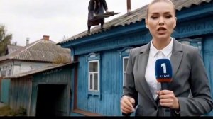 В Кислодрыщенске бабушка чинит крышу. Но такого города нет, это видео создано нейросетью.