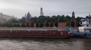 Редкий кадр:огромная баржа на фоне Московского Кремля.