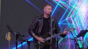 Певец поёт песню, песня: Кончится лето