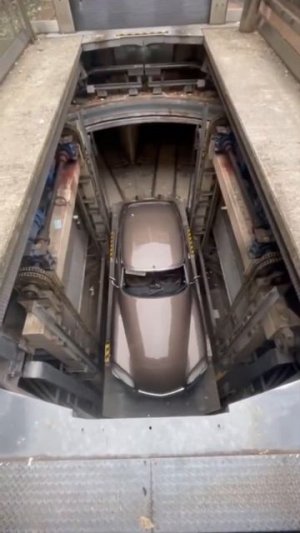 🚘 Вот такая подземная парковка находится в итальянской Бреши