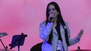 Певица поёт песню, песня: Иногда