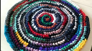 Круглый коврик из тканевых кромок .