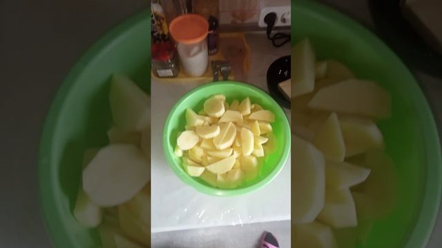 запекла курочку с картошкой