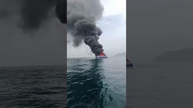 Катамаран Мерлион полыхает в заливе недалеко от Владивостока