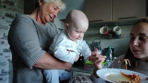 Ника ест салат. 04.06.2023.