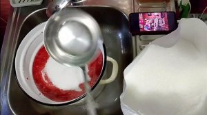 Купили за 150 рублей клубники и моя жена решила готовит джем из клубники.