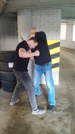 УДАР В БИЦЕПС УДУШАЮЩИЙ ЗАХВАТ.