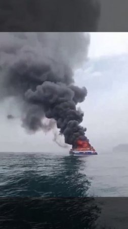 Туристический катамаран загорелся у берегов Владивостока недалеко от острова Шкота и затонул