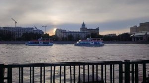 Теплоходы "Снегири" соревнуются кто быстрее.
