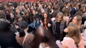 Выпускники завели хороводы под песни Кадышевой на празднике «Алые паруса»