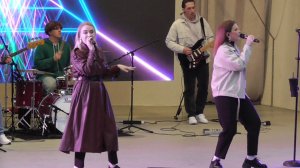 Певицы поют песню, песня: Музыка нас связала