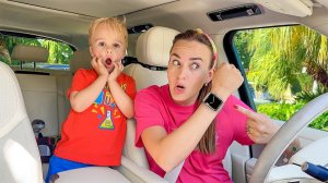 Влад и Ники. Крис и Алиса кормят животных на ферме! Видео для детей.