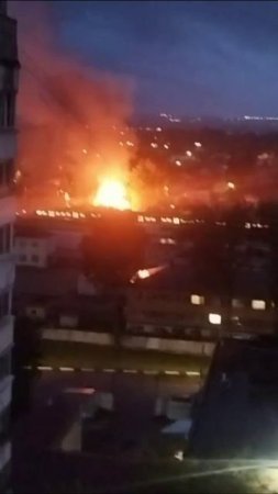 🔥В подмосковном Раменском рядом с ж/д станцией сильно горит частный дом🔥