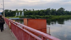 Вечер. Переходим мост через реку в городе Озеры...