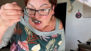 Нашла как перекусить😂Пока внук занят😂😂😂/МУКБАНГ стоя, а внуки сзади