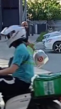 В Краснодаре беспредельщик припарковал фуру прямо на автобусной остановке,несмотря на запрещающие зн