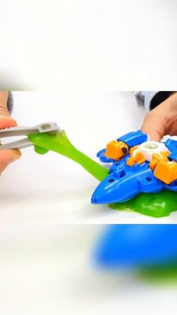 Трансформер прилип!  Игры для детей #весело #трансформеры  #игрушкидлядетей