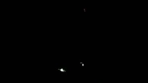 Во время ночной грозы вспышка молнии осветила небо, и прямо над трассой на мгновение стал виден