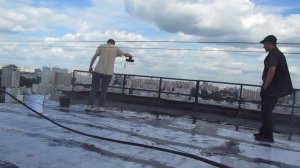 Герметизация плоской кровли жидкой резиной с бронированием сланцем.