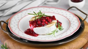 Закуска из сыра Камамбер с брусничным соусом