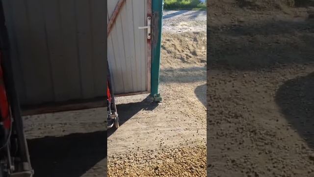 🏡 Отсыпка завершена.будем трамбовать. Благоустройство двора. Кладём плитку сами.Переезд на Юг.🌴