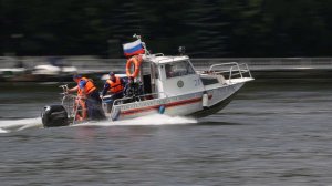 Кадры масштабного пожара на катере под Владивостоком