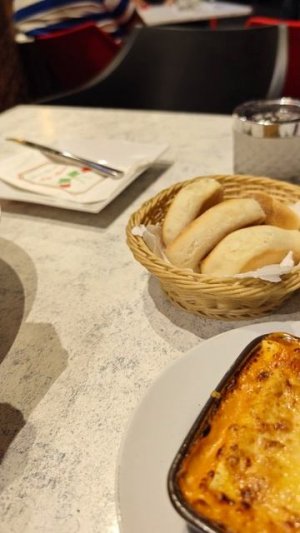 🤤 СЫРНЫЙ восторг в Дюссельдорфе #германия #дюссельдорф #путешествия #shorts  #еда #лазанья #шаги