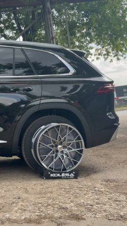 Geely Monjaro на примерке дисков в 20-ом диаметре