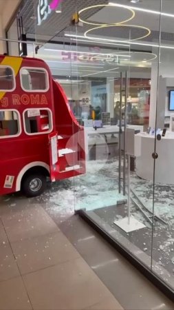 Дети угнали автобус и врезались в витрину магазина в ТЦ «РигаМолл»Двое школьников 7-8 лет