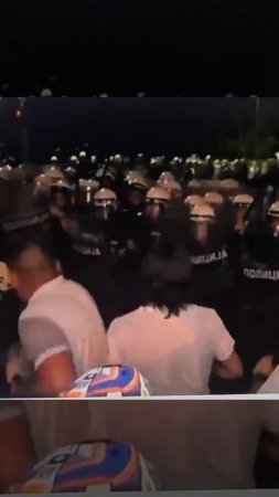В Белграде полиция разгоняет протестующих, которые требовали досрочных выборов в стране.