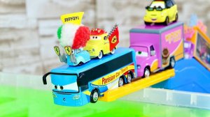 Играем в Игрушки Машинки Тачки Прыгают в Воду Веселые Мультики про Машинки Видео для Детей