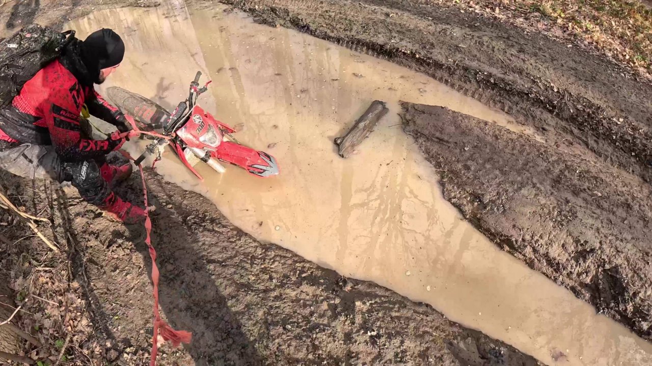 Эндуро покатушка в Горячем ключе немного утопили Enduro мотоцикл ))) Husqvarna 2 такта
