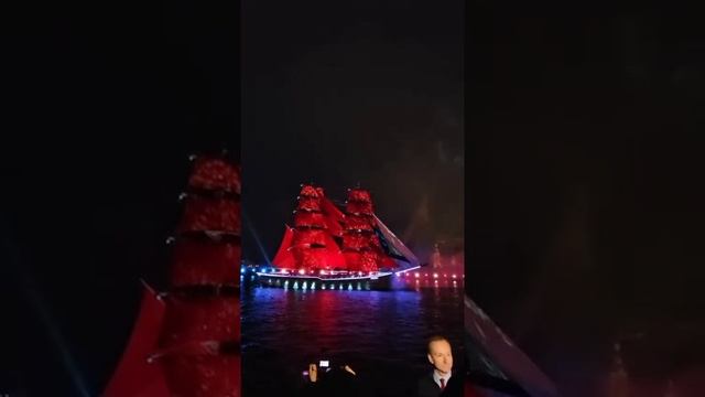 Салют на «Алых парусах» и проход брига «Россия» по Неве