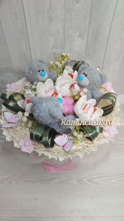 Букет из плюшевых мишек и конфет