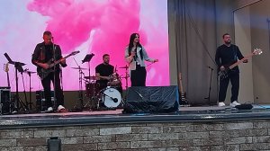 Музыкальная группа на сцене. Песня: Букет из белых роз