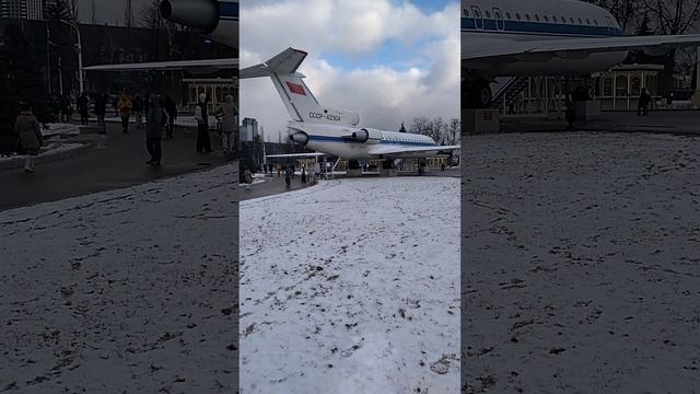 На против павильона космос и транспорт находятся легендарная ракета и самолёт