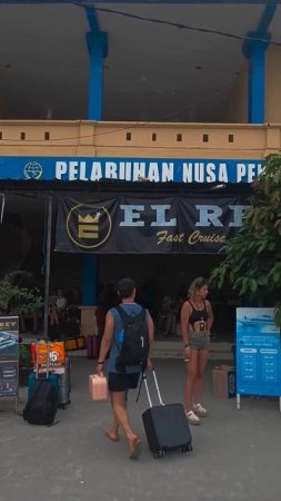 Nusa Penida. Harbour. Going to Gili Trawangan. Нуса Пенида. Ждём лодку на Гили Траванган в порту.