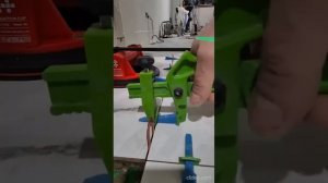 Процесс укладки керамогранитной плитки на пол.