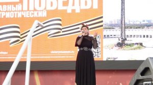 Марина Агафонова исполняет русскую народную песню "Мы на лодочке катались"